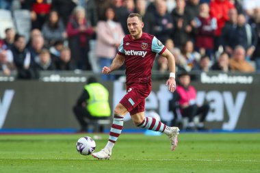 West Ham United takımından Bay Coufal, Premier League maçında, 17 Mart 2024 'te Londra Stadyumu' nda West Ham United 'a karşı Aston Villa maçında topa vuruyor.