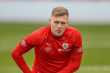 Barnsley 'den Sam Cosgrove, Sky Bet Ligi 1 maçı sırasında Oakwell, Barnsley' e karşı Cheltenham Town maçında ısınma turunda, 16 Mart 202