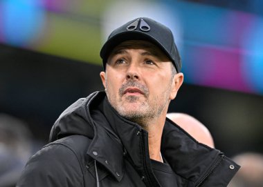 TV yıldızı Paddy McGuinness ısınma turlarında saha kenarında, Emirates FA Cup Quarter- Final maçı Manchester City ile Newcastle United Etihad Stadyumu, Manchester, İngiltere, 16 Mart 202