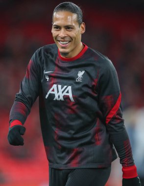 Liverpool 'dan Virgil van Dijk, UEFA Avrupa Ligi maçı öncesinde Anfield, Liverpool, İngiltere' de Liverpool - Sparta Prag maçında ısınıyor.