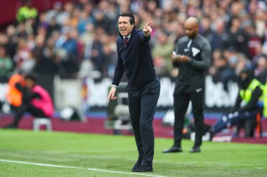Aston Villa 'nın Unai Emery teknik direktörü 17 Mart 202' de Londra Stadyumu 'nda oynanan Premier League maçında takımına talimat verir.