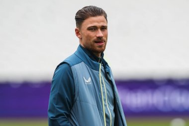 Aston Villa 'dan Matty Cash, Premier Lig karşılaşması öncesinde 17 Mart 202' de Londra 'daki Londra Stadyumu' nda West Ham United ile Aston Villa maçına geldi.