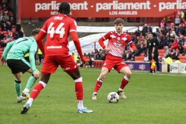 Barnsley 'den Luca Connell, 16 Mart 202' de Oakwell, Barnsley, Birleşik Krallık 'ta oynanan Sky Bet League 1 karşılaşmasında Barnsley ve Cheltenham Town arasındaki maçta Barnsley' den Devante Cole 'a pas attı.