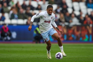 Aston Villa takımından Leon Bailey 17 Mart 202 'de Londra' daki Londra Stadyumu 'nda oynanan Premier League maçı sırasında topla bir çıkış yaptı.