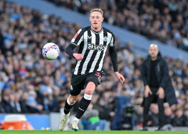 Newcastle United takımından Sean Longstaff, 16 Mart 202 tarihinde Etihad Stadyumu 'nda oynanan ve Manchester City' nin Newcastle United 'a karşı oynadığı final maçı sırasında topu takip ediyor.