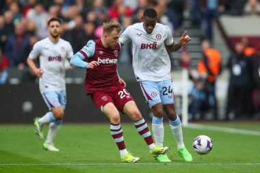 West Ham United takımından Jarrod Bowen, Premier League maçında Aston Villa 'dan Jhon Durn tarafından 17 Mart 2024' te Londra Stadyumu 'nda oynanan Aston Villa maçında yenildi.