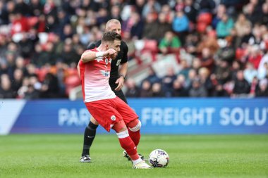 Barnsley 'den Nicky Cadden, 16 Mart 202' de Oakwell, Barnsley 'de oynanan 1. Gökyüzü İddia Ligi maçında serbest atışla şutunu atıyor.