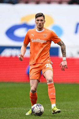 Blackpool takımından Oliver Casey, Wigan Atletizm ve Blackpool maçında Wigan Stadyumu, Wigan, İngiltere 'de 16 Mart 202' de karşılaşacak.