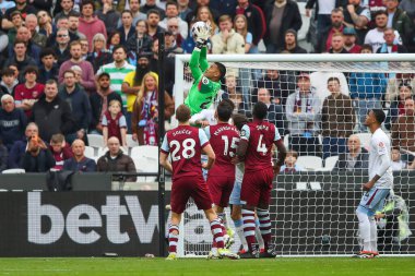 West Ham United 'dan Alphonse Areola, Premier League maçı sırasında, 17 Mart 202' de Londra Stadyumu 'nda West Ham United ve Aston Villa maçında haçın sahibi olduğunu iddia ediyor.