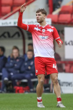 Barnsley 'den John Mcatee takımına Sky Bet 1 maçında Oakwell, Barnsley' e karşı Cheltenham Town maçında talimat veriyor.