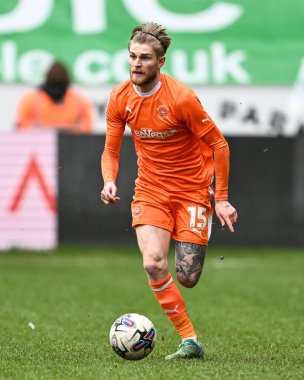 Blackpool 'dan Hayden Coulson, İngiltere' nin Wigan şehrinde 16 Mart 202 'de oynanan Wigan-Blackpool maçında topla bir çıkış yaptı.