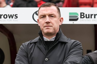 Neill Collins Barnsley 'in baş antrenörü 16 Mart 202' de Oakwell, Barnsley, Birleşik Krallık 'ta oynanan Sky Bet 1 maçında Barnsley ve Cheltenham Town maçına bakıyor.