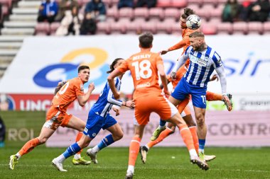 Blackpool takımından Hayden Coulson 16 Mart 202 'de Wigan Athletic' in Wigan, Wigan Stadyumu 'nda Blackpool' a karşı oynadığı Gökyüzü İddia Ligi 1 maçında liderliği aldı.