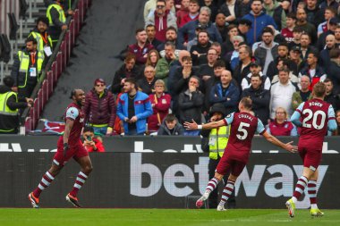 West Ham United takımından Michail Antonio, Premier League maçı West Ham United ile Aston Villa maçında 17 Mart 202 'de Londra' daki Londra Stadyumu 'nda 1-0 kazanma golünü kutluyor.