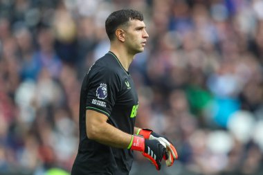 Aston Villa 'dan Emiliano Martnez Premier Lig maçı sırasında West Ham United, Aston Villa' ya karşı Londra Stadyumu, İngiltere, 17 Mart 2024