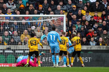 Coventry City 'den Ellis Simms, 16 Mart 202' de Birleşik Krallık 'ın başkenti Molineux' da oynanan ve Wolverhampton 'un Coventry City' ye karşı oynadığı son karşılaşma olan Emirates FA Kupası Çeyreği 'nde 0-1 berabere kalma golünü attı.
