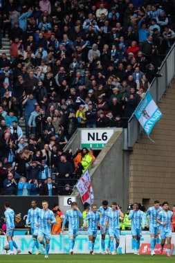 Coventry City 'den Ellis Simms, 16 Mart 202' de Birleşik Krallık 'ın başkenti Molineux' da oynanan ve Wolverhampton 'un Coventry City' ye karşı oynadığı son karşılaşma olan Emirates FA Kupası Çeyreği 'nde 0-1' lik galibiyetini kutluyor.