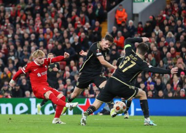 Liverpool 'dan Harvey Elliott, Anfield, Liverpool, İngiltere' de oynanan UEFA Avrupa Ligi maçı sırasında kalede şut çekiyor.