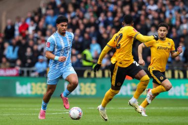 Coventry City 'den Milan van Ewijk, 16 Mart 202 tarihinde Wolverhampton Wanderers' ın Coventry City 'e karşı oynadığı 16 Mart 202 tarihinde oynanan son karşılaşma sırasında topu bırakıyor.