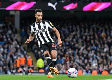 Newcastle United takımından Jacob Murphy, 16 Mart 202 tarihinde Etihad Stadyumu 'nda oynanan ve Manchester City ile Newcastle United arasında oynanan final karşılaşmasında topu geçiyor.