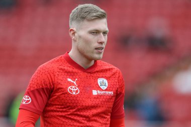 Barnsley 'den Sam Cosgrove, Sky Bet Ligi 1 maçı sırasında Oakwell, Barnsley' e karşı Cheltenham Town maçında ısınma turunda, 16 Mart 202