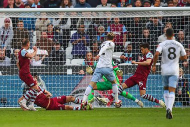 Aston Villa 'dan Nicol Zaniolo Premier Lig karşılaşmasında 1-1 öne geçiyor West Ham United, Aston Villa' ya karşı Londra Stadyumu 'nda, 17 Mart 2024