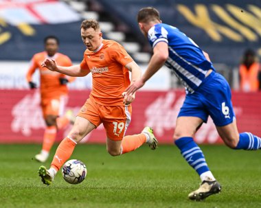Blackpool 'dan Shayne Lavery, İngiltere' nin Wigan şehrinde 16 Mart 202 'de oynanan Wigan Atletizm ve Blackpool maçında topla bir çıkış yaptı.