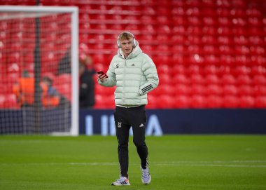 Sparta Praha Atletizm Kulübü 'nden Adam Karabeç, UEFA Avrupa Ligi karşılaşması öncesinde Anfield, Liverpool, Birleşik Krallık' ta Liverpool - Sparta Prag maçında sahayı teftiş ediyor.