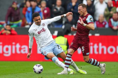 West Ham United 'dan Bay Coufal, 17 Mart 2024' te Londra Stadyumu 'nda oynanan Premier League maçı sırasında Aston Villa' dan Morgan Rogers 'a karşı.