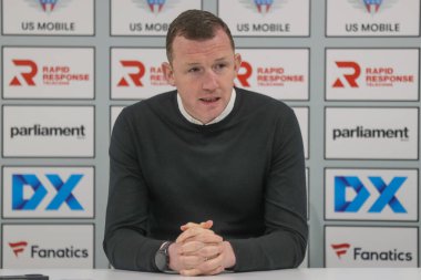 Neill Collins Barnsley 'in baş antrenörü 16 Mart 202' de İngiltere 'nin Oakwell kentinde oynanan Sky Bet 1 maçında basın toplantısında konuşuyor.