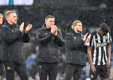 Newcastle United takımının teknik direktörü Eddie Howe, 16 Mart 202 'de Etihad Stadyumu' nda oynanan ve Manchester City 'nin Newcastle United' a karşı oynadığı final maçı sırasında taraftarlarını tam zamanlı olarak alkışlıyor.