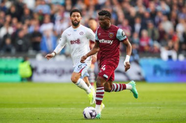 West Ham United takımından Muhammed Kudus, Premier League maçında, 17 Mart 202 'de Londra Stadyumu' nda West Ham United 'a karşı Aston Villa maçında topa vuruyor.