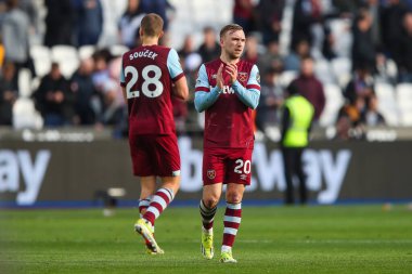 West Ham United takımından Jarrod Bowen, 17 Mart 202 'de Londra Stadyumu' nda oynanan Premier League maçının sonunda taraftarları alkışlıyor.