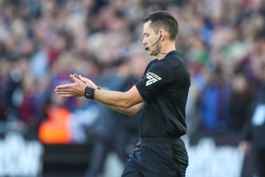 Hakem Jarred Gillett, 17 Mart 202 'de Londra' daki Londra Stadyumu 'nda oynanan Premier League maçında VAR Constantinos Mavropanos' un West Ham United 'a karşı Aston Villa maçı sonrasında gol atmayı reddetti.