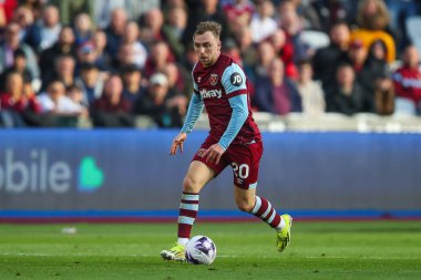 West Ham United takımından Jarrod Bowen, Premier League maçında topu Londra Stadyumu 'nda West Ham United ve Aston Villa' ya karşı 17 Mart 202 'de attı.