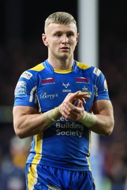 Leeds Rhinos takımından Harry Newman, 15 Mart 202 'de Leeds Stadyumu, Leeds, İngiltere' de oynanan Betfred Süper Lig 5. Raundunun sonunda taraftarları alkışlıyor.
