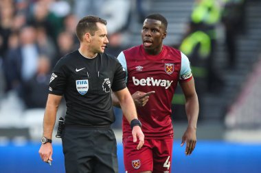West Ham United 'dan Kurt Zouma, 17 Mart 202' de Londra 'daki Londra Stadyumu' nda oynanan Premier League maçında hakem Jarred Gillett 'e seslendi.
