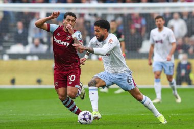 Douglas Luizof Aston Villa, 17 Mart 2024 'te Londra Stadyumu' nda oynanan Premier League maçı sırasında West Ham United ile Aston Villa maçında West Ham United 'tan Lucas Paquet' i geçti.