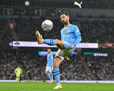 Manchester City 'den Bernardo Silva, 16 Mart 202 tarihinde Etihad Stadyumu' nda oynanan ve Manchester City 'nin Newcastle United' a karşı oynadığı final karşılaşmasında topu kontrol altına aldı.
