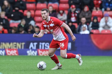Barnsley 'den Jamie McCart, 16 Mart 202' de Oakwell, Barnsley 'de oynanan 1. Gökyüzü İddia Ligi maçı Barnsley ve Cheltenham Town maçında topa vuruyor.