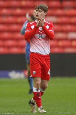 Barnsley 'den Luca Connell, 16 Mart 202' de Oakwell, Barnsley, İngiltere 'de oynanan Sky Bet 1 karşılaşmasında ev sahibi taraftarları alkışlıyor.