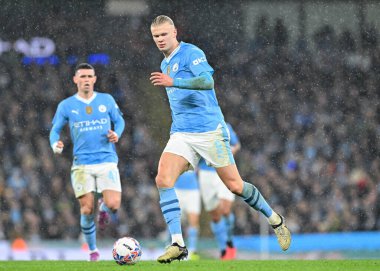 Manchester City 'den Erling Haaland, 16 Mart 202 tarihinde Etihad Stadyumu' nda oynanan ve Manchester City 'nin Newcastle United' a karşı oynadığı final maçı sırasında topla ileri doğru ilerliyor.