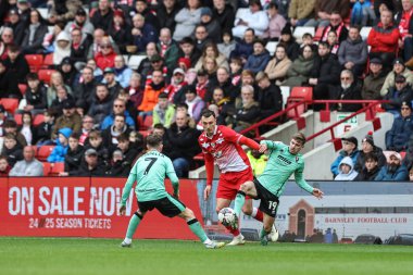 Cheltenham Town 'dan George Lloyd ve Barnsley' den Josh Earl, 16 Mart 202 'de Oakwell, Barnsley, Birleşik Krallık' ta oynanan Sky Bet League 1 karşılaşmasında top için savaştılar.