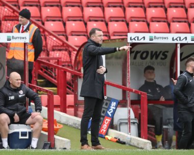 Neill Collins Barnsley 'in baş antrenörü takım talimatlarını 16 Mart 202' de Oakwell, Barnsley 'de Barnsley ve Cheltenham Town maçında veriyor.