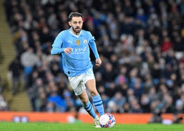 Manchester City 'den Bernardo Silva, 16 Mart 202 tarihinde Etihad Stadyumu' nda oynanan ve Manchester City 'nin Newcastle United' a karşı oynadığı final karşılaşmasında topla ileri doğru ilerliyor.