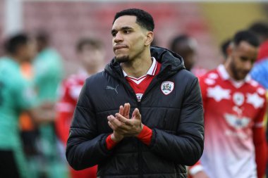 Barnsley 'den Jon Russell, 16 Mart 202' de Oakwell, Barnsley 'de oynanan Sky Bet 1 karşılaşmasında ev sahibi taraftarları alkışlıyor.