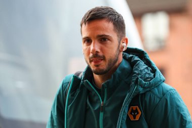 Wolverhampton Wanderers 'dan Pablo Sarabia, Birleşik Krallık' ın Wolineux, Wolverhampton, Birleşik Krallık 'ta oynanan ve Wolverhampton Wanderers' ın Coventry City 'ye karşı oynadığı son karşılaşma olan 16 Mart 202' de oynanan Emirlikler Kupası Çeyreği 'nin önüne geçti.
