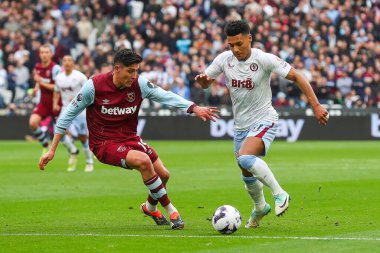 Aston Villa 'dan Ollie Watkins, 17 Mart 2024' te Londra Stadyumu 'nda oynanan Premier League karşılaşmasında West Ham United ile Aston Villa karşılaşmasında West Ham United' tan Edson Ivarez 'i geçti.
