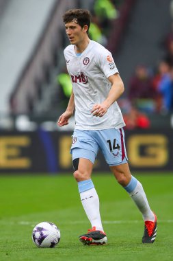Aston Villa takımından Pau Torres, Premier League maçında topu Londra Stadyumu 'nda West Ham United ve Aston Villa' ya karşı 17 Mart 202 'de bırakıyor.
