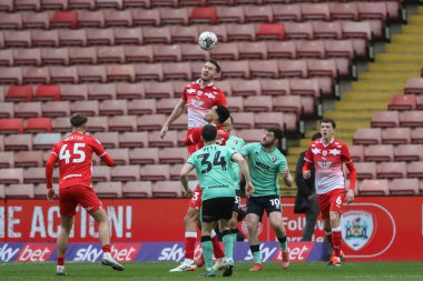 Barnsley 'den Jamie McCart, 16 Mart 202' de Oakwell, Barnsley 'de oynanan 1. Gökyüzü İddia Ligi maçı Barnsley ve Cheltenham Town maçında topu açık farkla önde götürüyor.